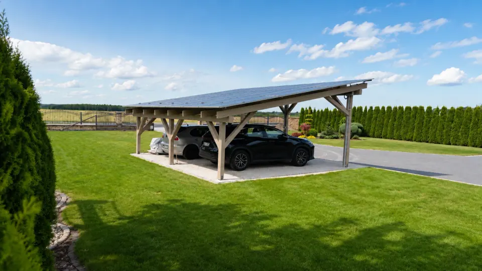 Carport z panelami fotowoltaicznymi przy domu